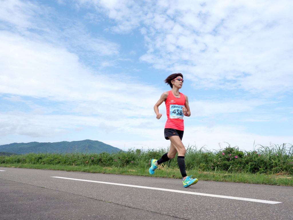 北海道の自然を背に走る藤澤舞選手